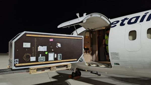Sondergepäck der Wiener Philharmoniker wird in ein Flugzeug verladen
