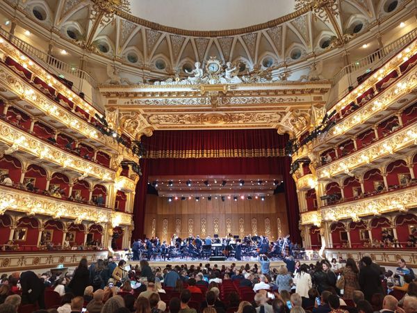 Das Teatro Petruzzelli in Bari bei Nacht